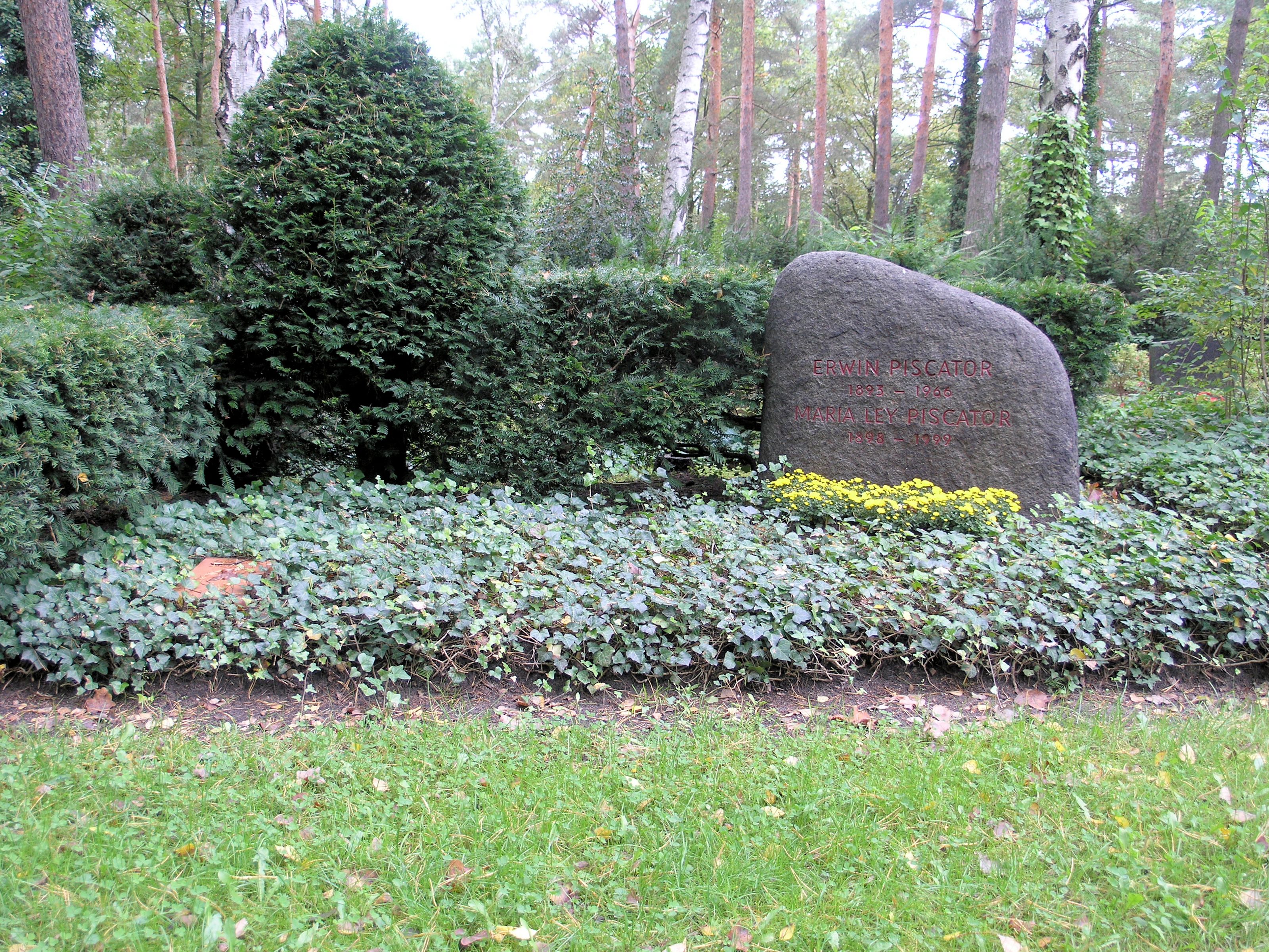 Ehrengrab von Erwin Piscator im Waldfriedhof Zehlendorf