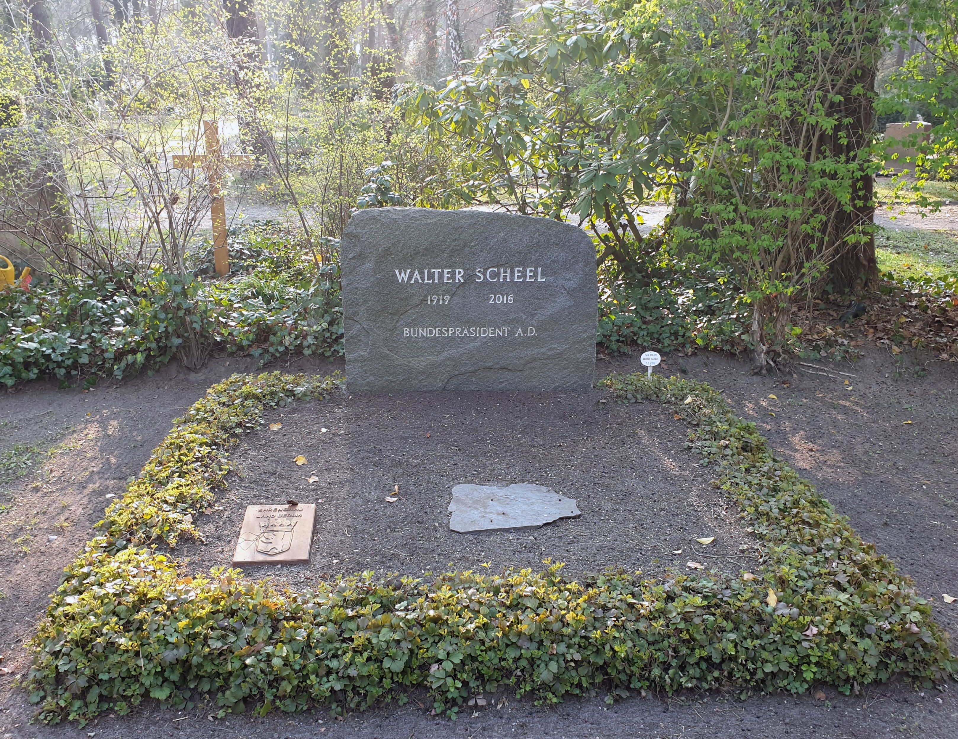 Ehrengrab von Walter Scheel im Waldfriedhof Zehlendorf