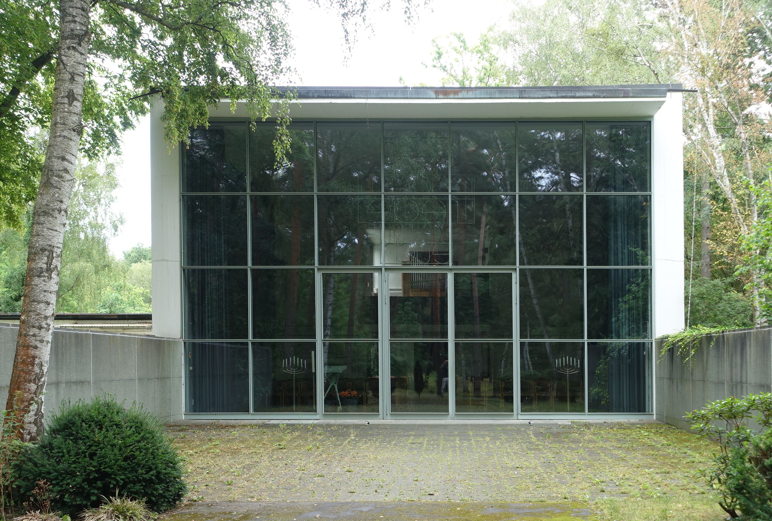 Large ceremonial hall with a glazed front at Waldfriedhof Zehlendorf